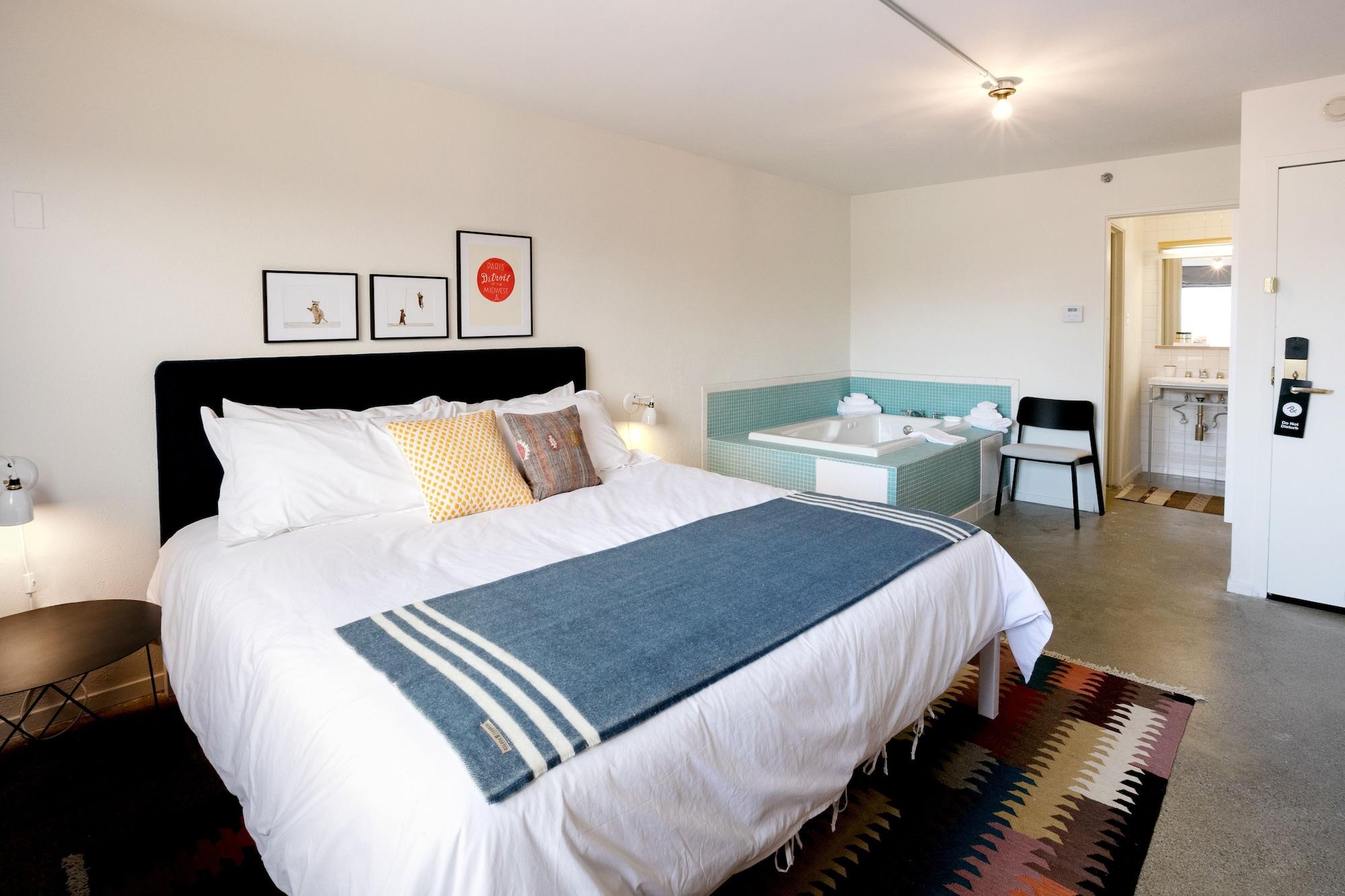 Trumbull And Porter - Downtown Hotel